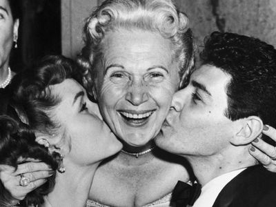 Jennie Grossinger gets a kiss from her celebrity friends Debbie Reynolds and Eddie Fisher