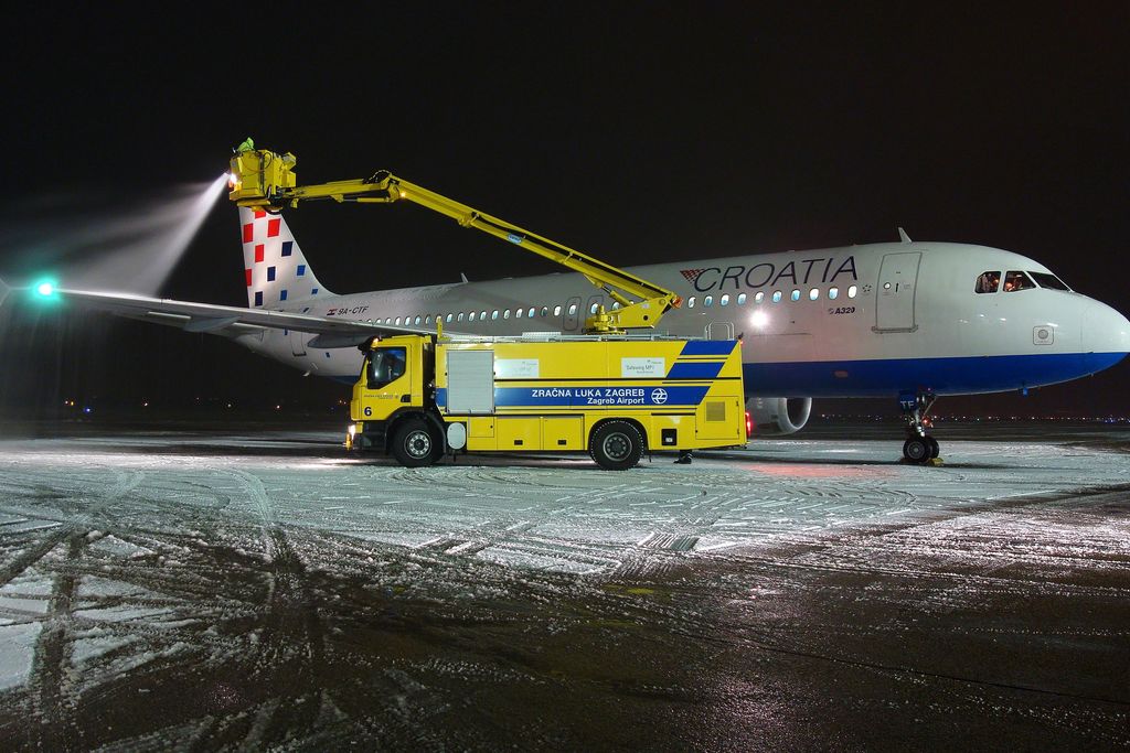 De-icing_Croatia_Airlines.jpg