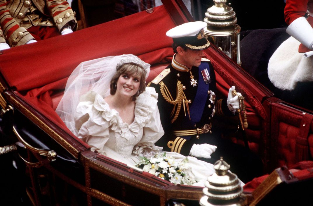 Diana and Charles in carriage on wedding day