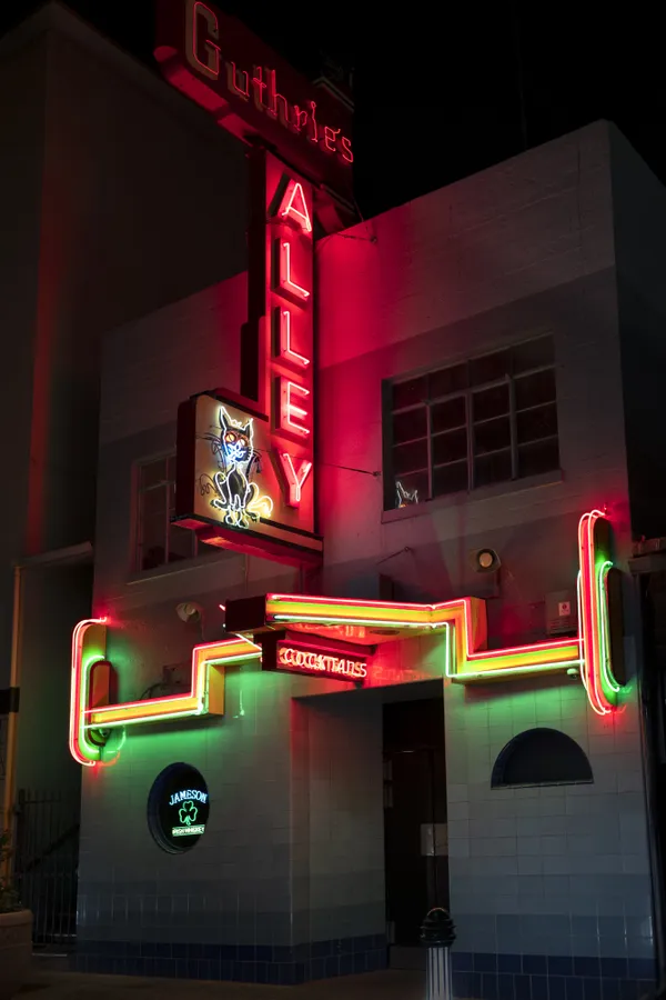 Guthrie's Alley Cat, Bakersfield thumbnail