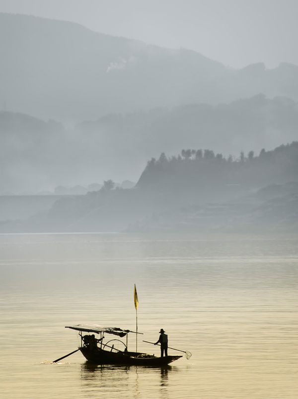 Fishing on Yangtze thumbnail