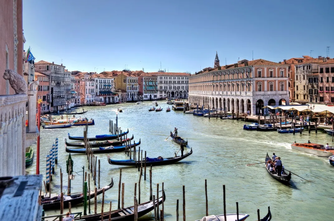 Barche su una via navigabile a Venezia