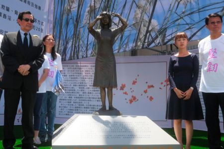 Former Taiwanese President Ma Ying-jeou, Tainan city councilor Hsieh Lung-chieh and Huang Shu-jen, head of a local group established to commemorate "comfort women" 