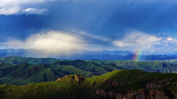 Rainbow in the East and rain in the West thumbnail