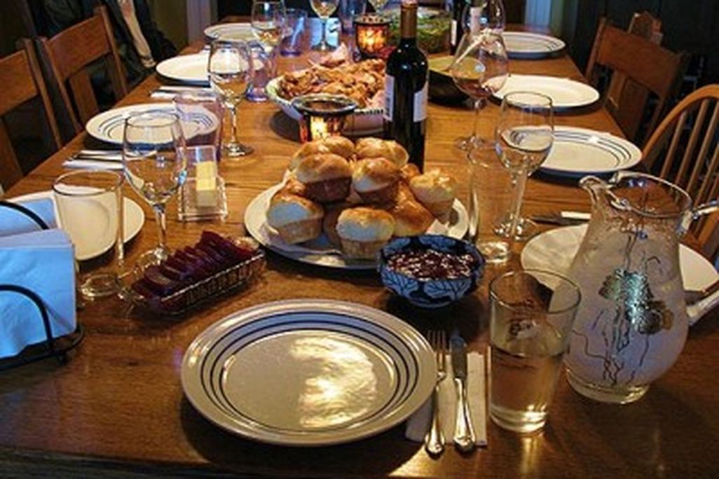 20110520090109Thanksgiving-table-with-food-400x307.jpg