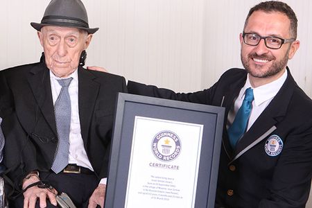 Yisrael Kristal receiving his Guinness certificate