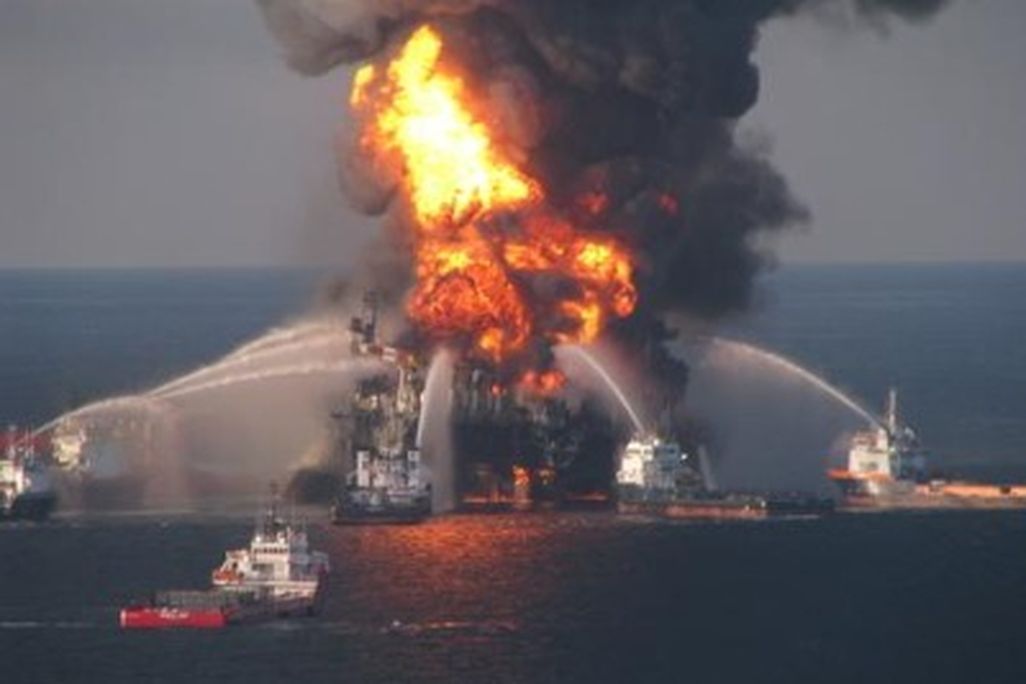 20110520110730Deepwater_Horizon_rig_fire-resize.jpg