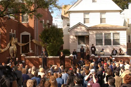 People crowding in front of Selma's House on the opening day of the Louis Armstrong House Museum in 2003.