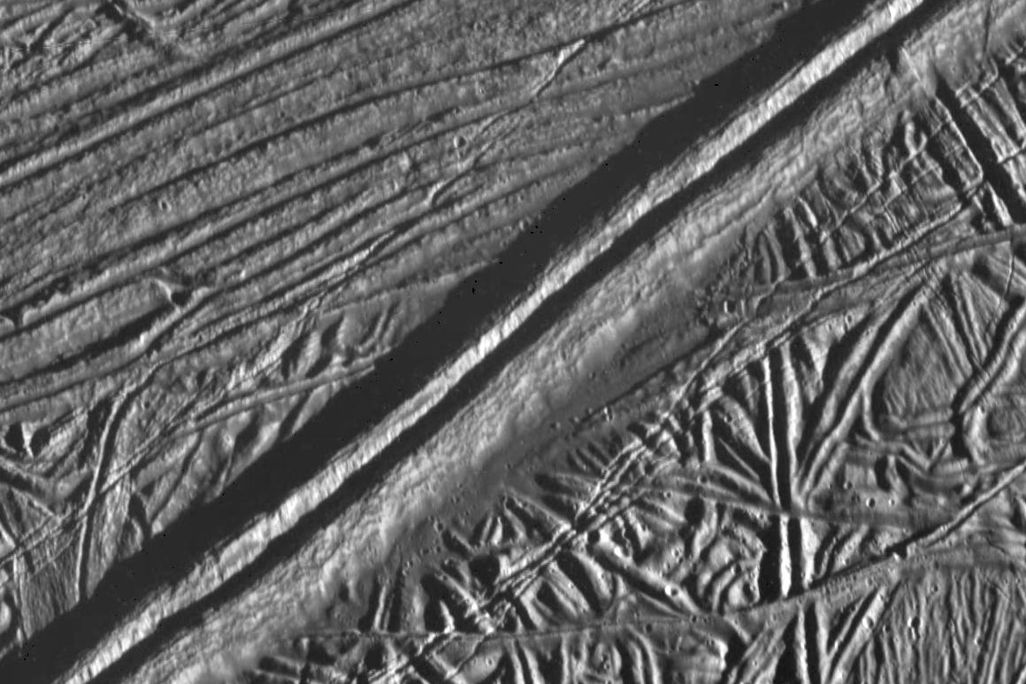 Europa ridges.jpg