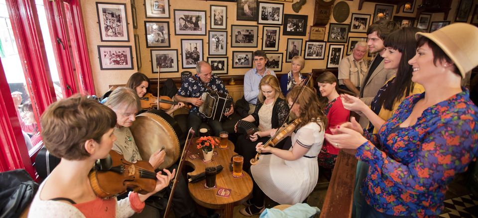  Lively music in a pub. Credit: Brian Morrison, Ireland Tourism