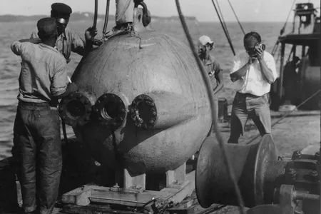 The bathysphere on deck of the&nbsp;Ready, 1930-1934, from&nbsp;Bathysphere and Nonsuch