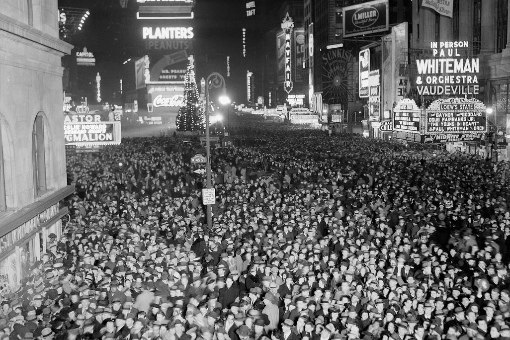 Crowds gather for New Year's Eve in 1938