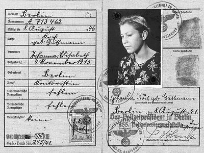 The identity card of Johanna Koch with Marie Jalowicz's photo. The date of birth and the stamp over the photo were forged.