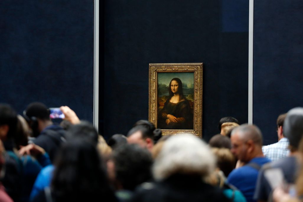 Tourists waiting to see Mona Lisa