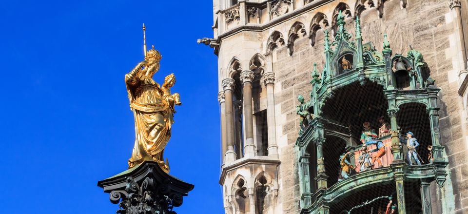  The Glockenspiel in Marienplatz, Munich 