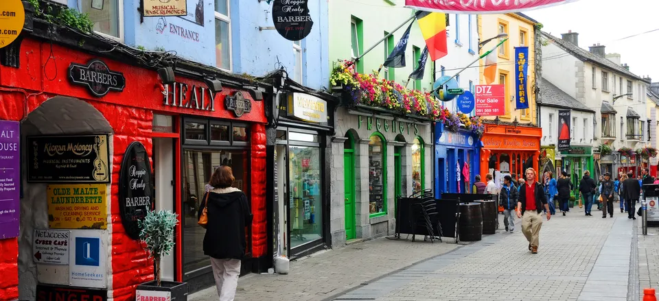  The lively streets of Galway 