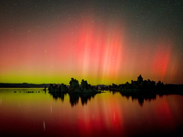 Red and green glows over Mono Lake thumbnail