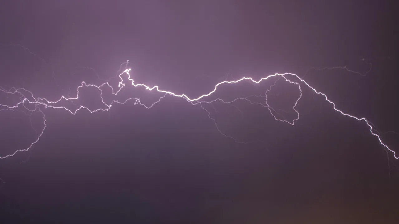 515-Mile-Long 'Megaflash' of Lightning Sets a New World Record