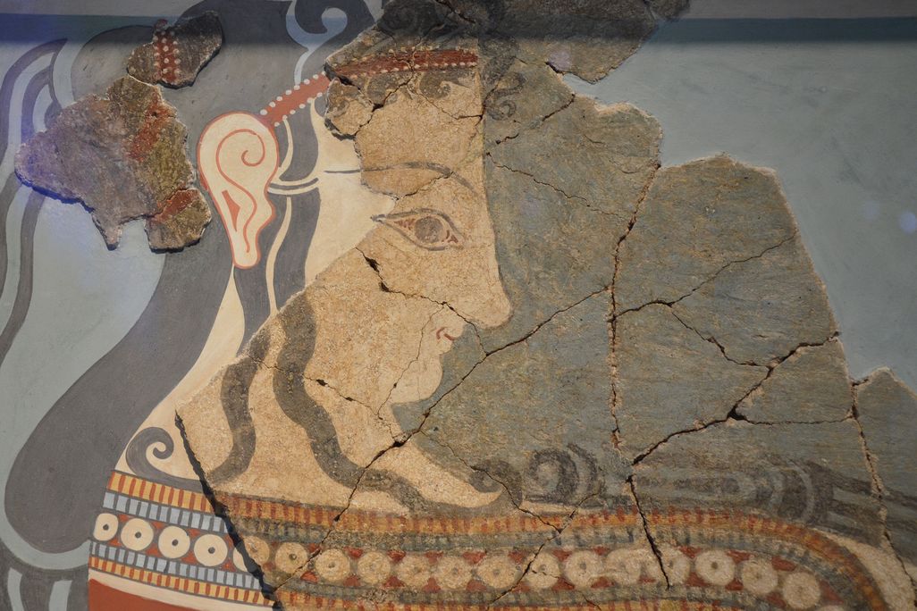 Tiryns_wall-painting_fragments_with_a_representation_of_a_procession_of_women_bearing_offerings,_from_the_later_Tiryns_palace,_14-13th_century_BC,_National_Archaeological_Museum_of_Athens_(14135136503).jpg