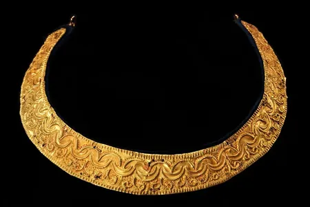 A gold Asante necklace was among the items turned over to British forces in 1874.