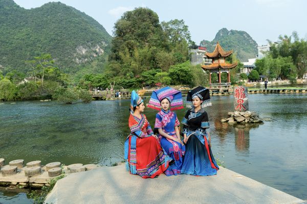 girls from Zhuang ethnic group thumbnail