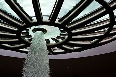 Ned Kahn's Rain Oculus is a 70-foot-wide whirlpool at the Marina Bay Sands complex in Singapore. The huge whirlpool can circulate 6,000 gallons of water per minute and funtions as a kinetic sculpture, skylight and waterfall.