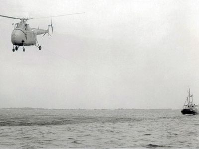 A Sikorsky HO4S Tugbird drags a ship around the ocean off Florida. 