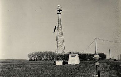 A light beacon tower (used for night flying) on the airmail field in North Platte, Nebraska in the mid-1920s. The field boundary light is visible in the right foreground.