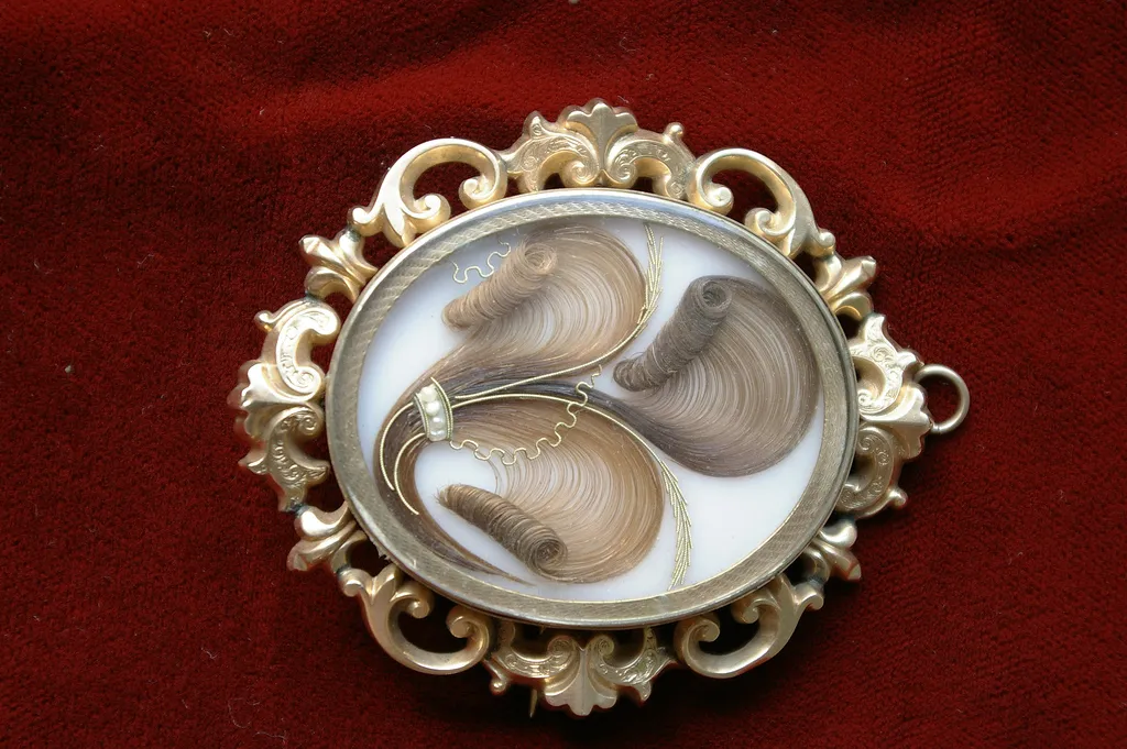 a brooch.jpg