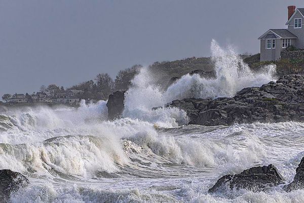 Crashing Waves in Maine thumbnail