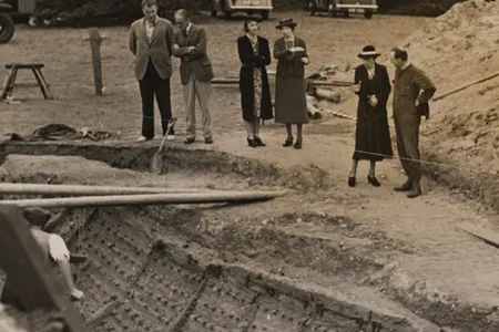 The photographs show the "fossil"&nbsp;imprint of a wooden ship that rotted away long before the dig.