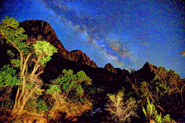 Milky Way riss over the Watchman in Zion NP thumbnail