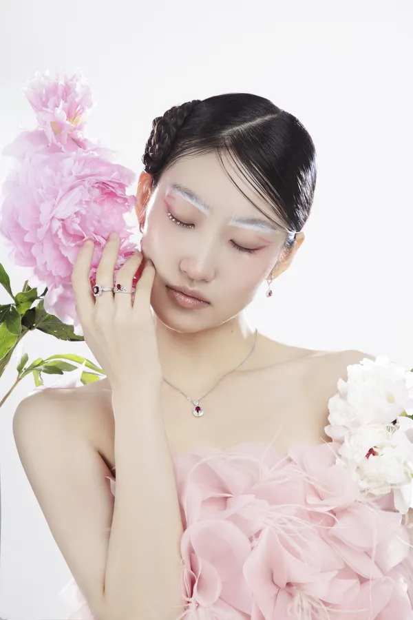 The Woman in Jewelry thumbnail