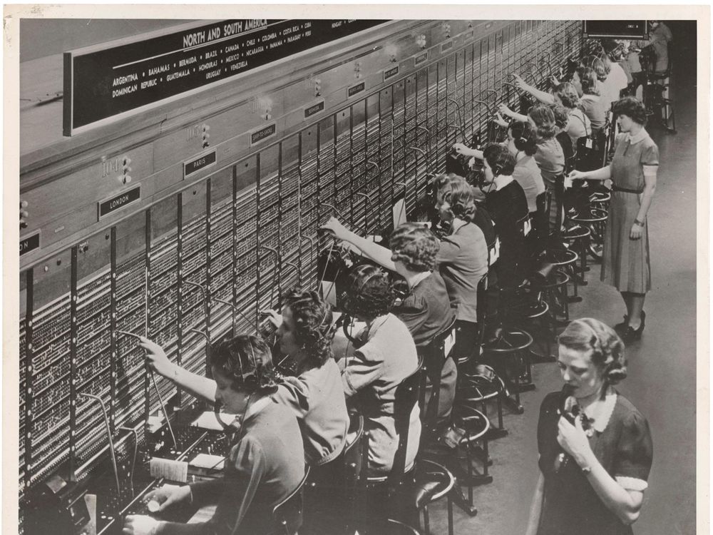 Photograph_of_Women_Working_at_a_Bell_System_Telephone_Switchboard_(3660047829).jpg