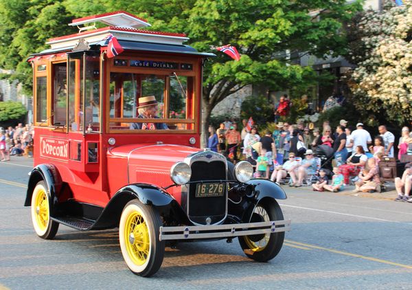 Popcorn truck in Norwegian Constitution Day parade thumbnail