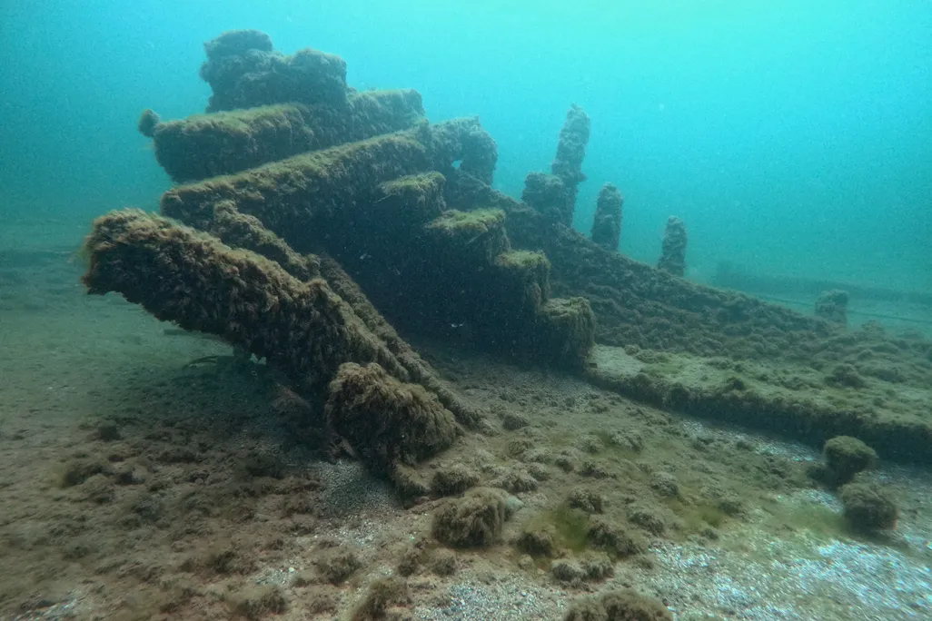 Underwater photo showing a shipwreck on the lake floor