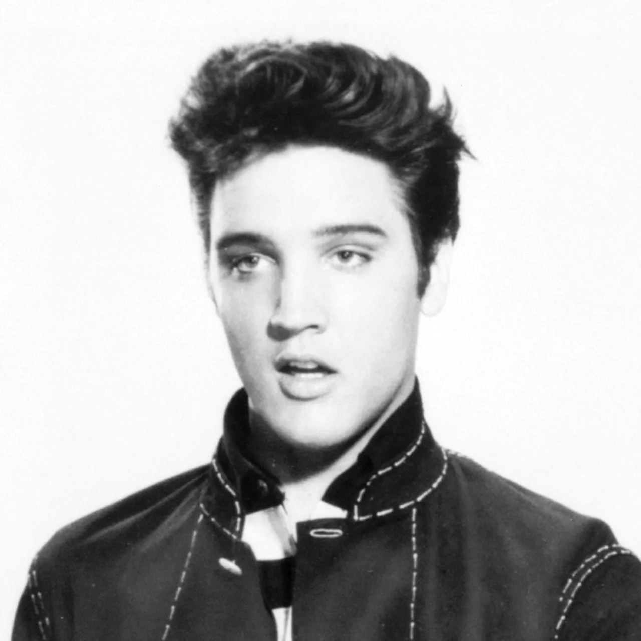 洋楽 Elvis Presley / The Teen-Age Rage Just in Time for His Birthday, a Photo Gives a Glimpse