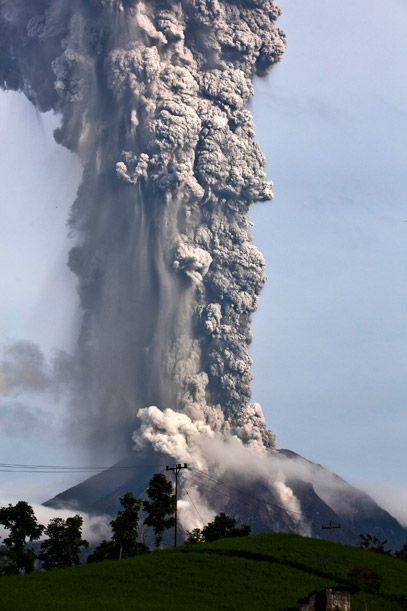 20131115121026smart-news-mt-sinabug-erruption-big.jpg
