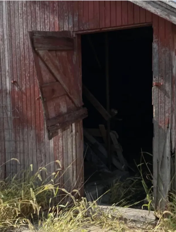 Abandoned and neglected barn thumbnail