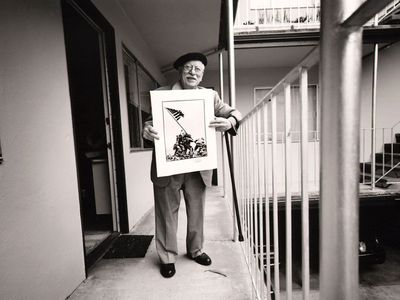 Joe Rosenthal holding a print of his famous photograph&nbsp;in 2000
