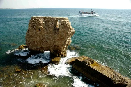 The development of the ancient city of Akko, roughly 6000 years ago, led to the collapse of the local ecosystem.