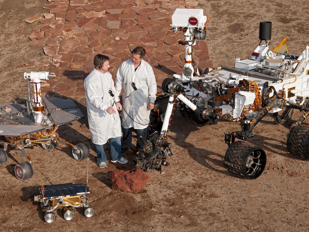 PIA15279_3rovers-stand_D2011_1215_D521.jpg