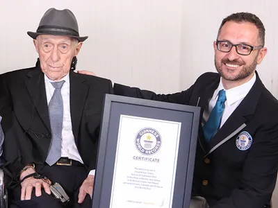 Yisrael Kristal receiving his Guinness certificate