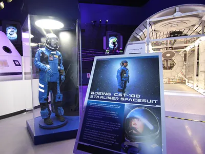 Boeing&#39;s Ascent/Entry Suit (AES) design was drawn up by&nbsp;ILC Dover, an engineering development and manufacturing company based in Delaware.