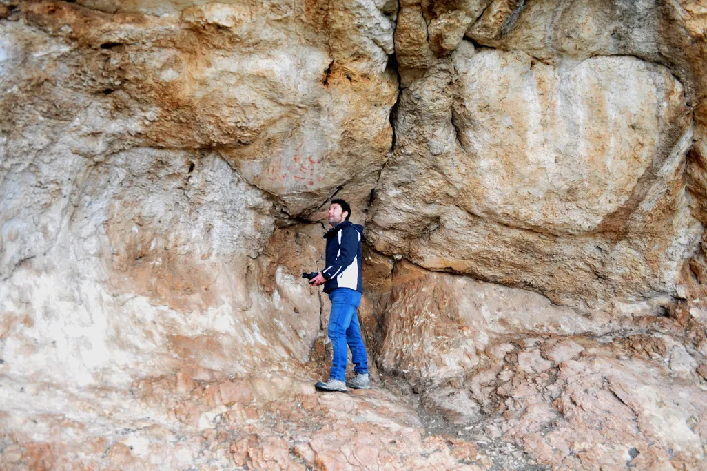 Los Machos rock shelter and schematic rock art panel