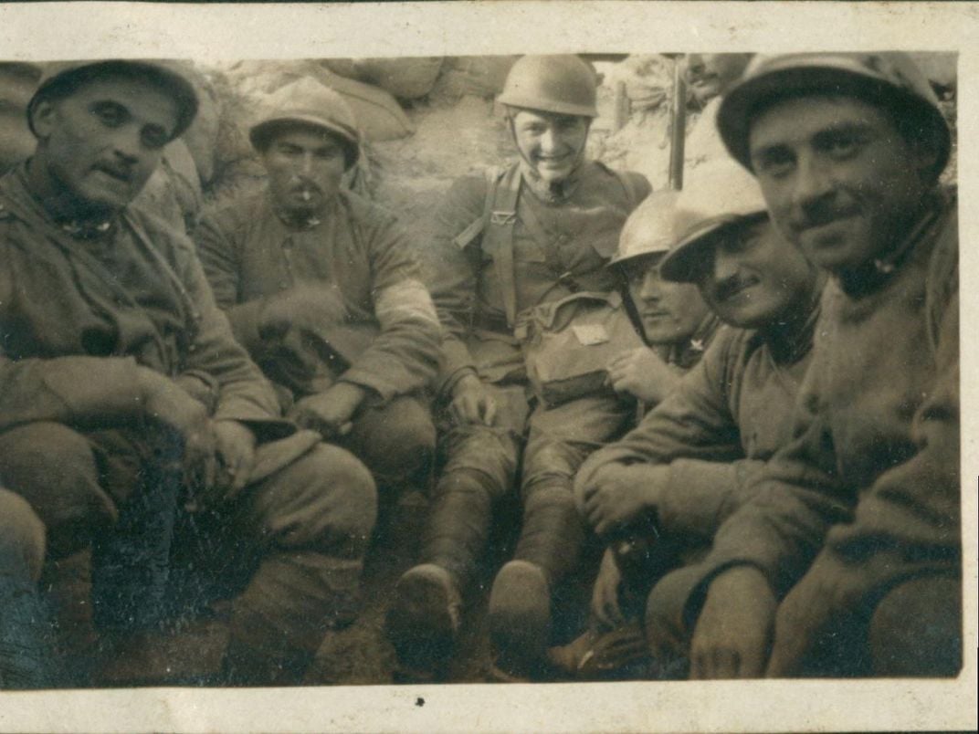 Hemingway (center), flanked by Italian soldiers, during World War I