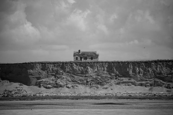 House on Edge of Cliff thumbnail