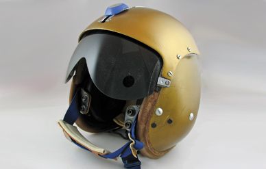 Early fighter helmets, like this 1950s-era Navy APH-5, were rugged but dumb.