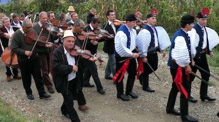 A wedding procession moves from the groom’s house to the bride’s house in Szék/Sic, Transylvania.