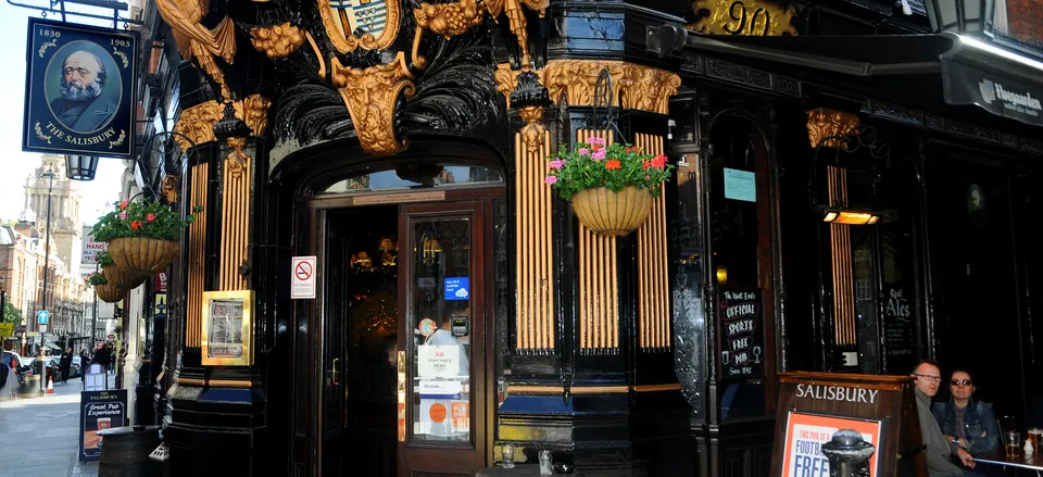  Traditional pub in London 